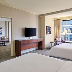 Deluxe Suite Club Lounge Access
